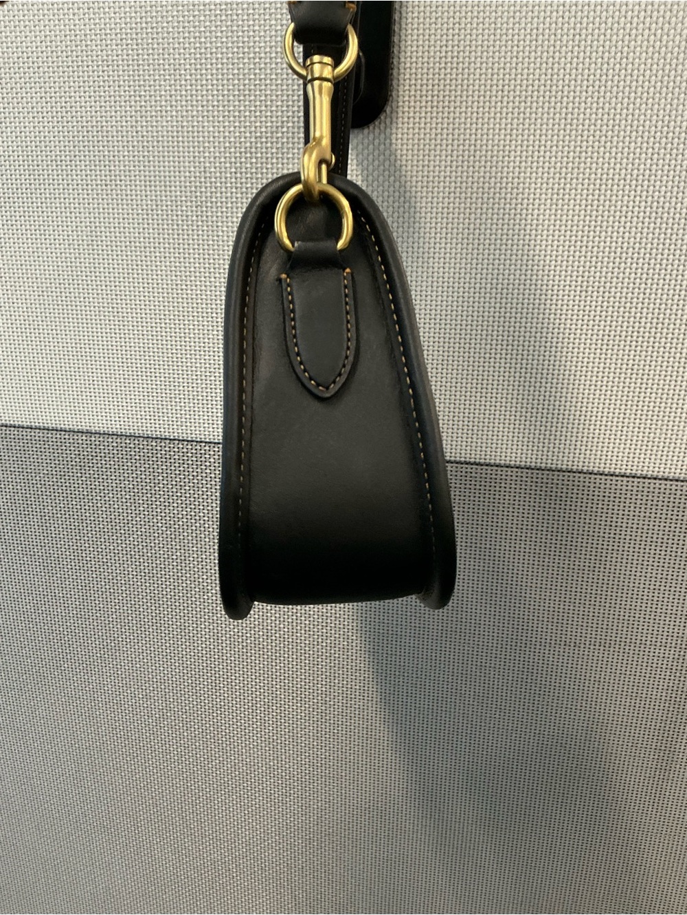 Coach Swinger Bag Black Leather Shoulder & Crossbody Bag with Gold Turnlock - Picture 7 of 10